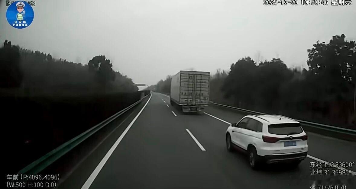 【爱车安全贴士 大车司机都气笑了！小车连续变道，司机还睁眼说瞎话：我正常变道，他