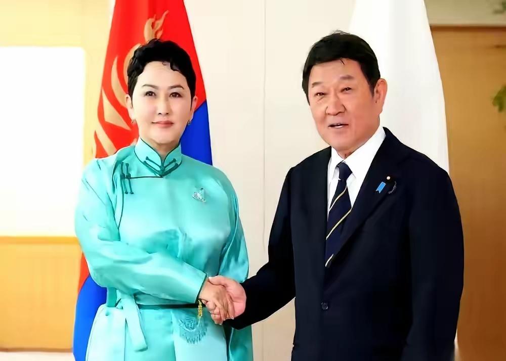蒙古国曾支持菲律宾在南海维权，这又与日本加强特殊战略伙伴合作。也是蒙古遇到中俄两