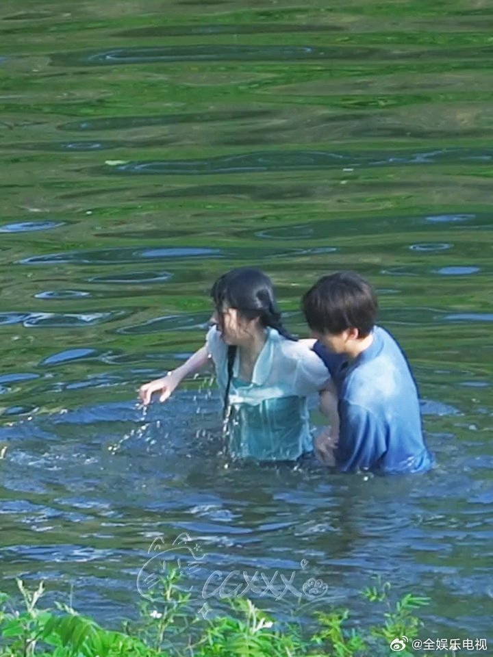 周也胡先煦落水戏周也胡先煦拍落水戏路透 周也胡先煦落水戏路透，好敬业的两个人！ 