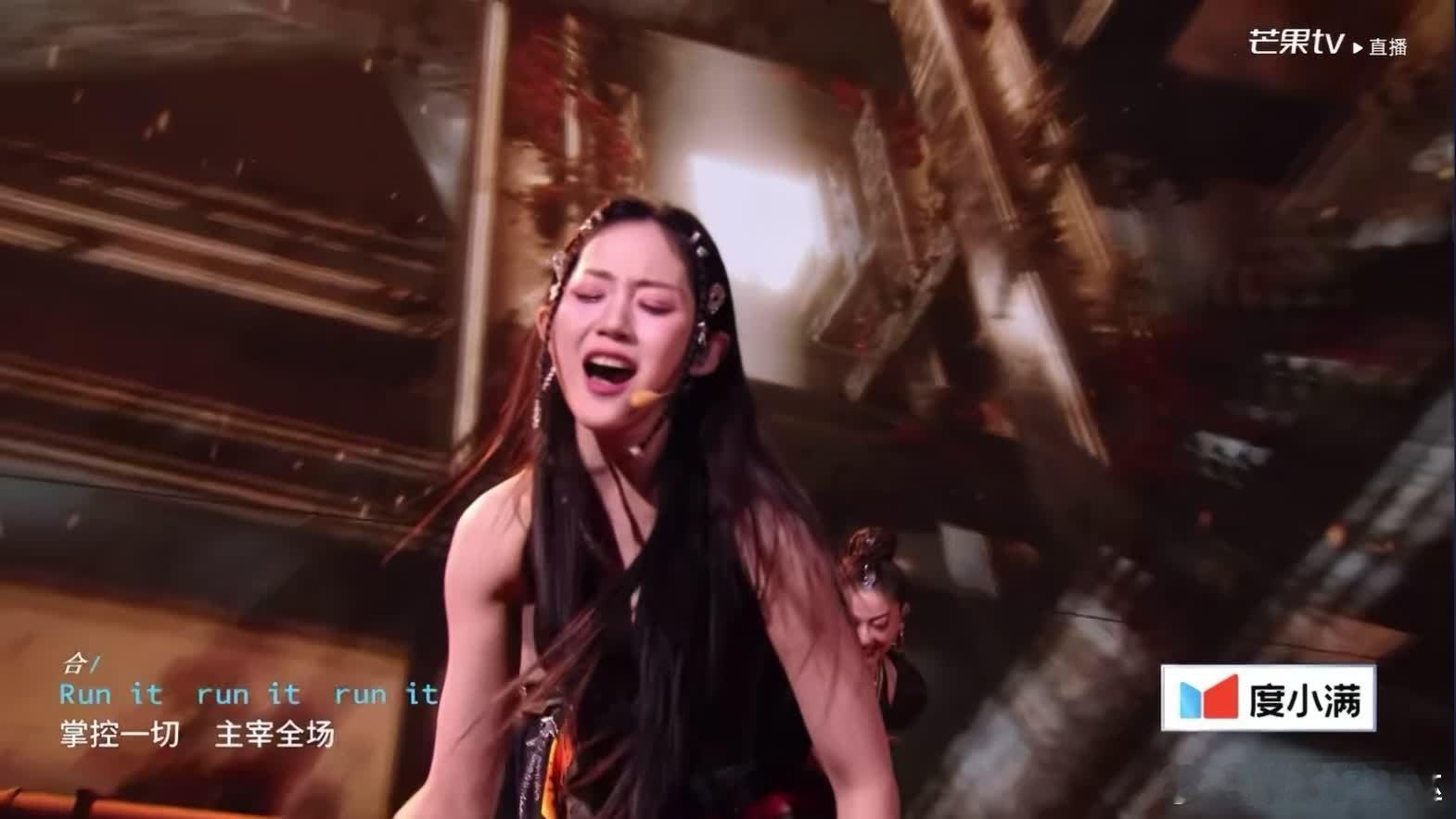 这个家没有万千惠得散 被《Just Like Fire》舞台笑死！乌兰图雅汉式英