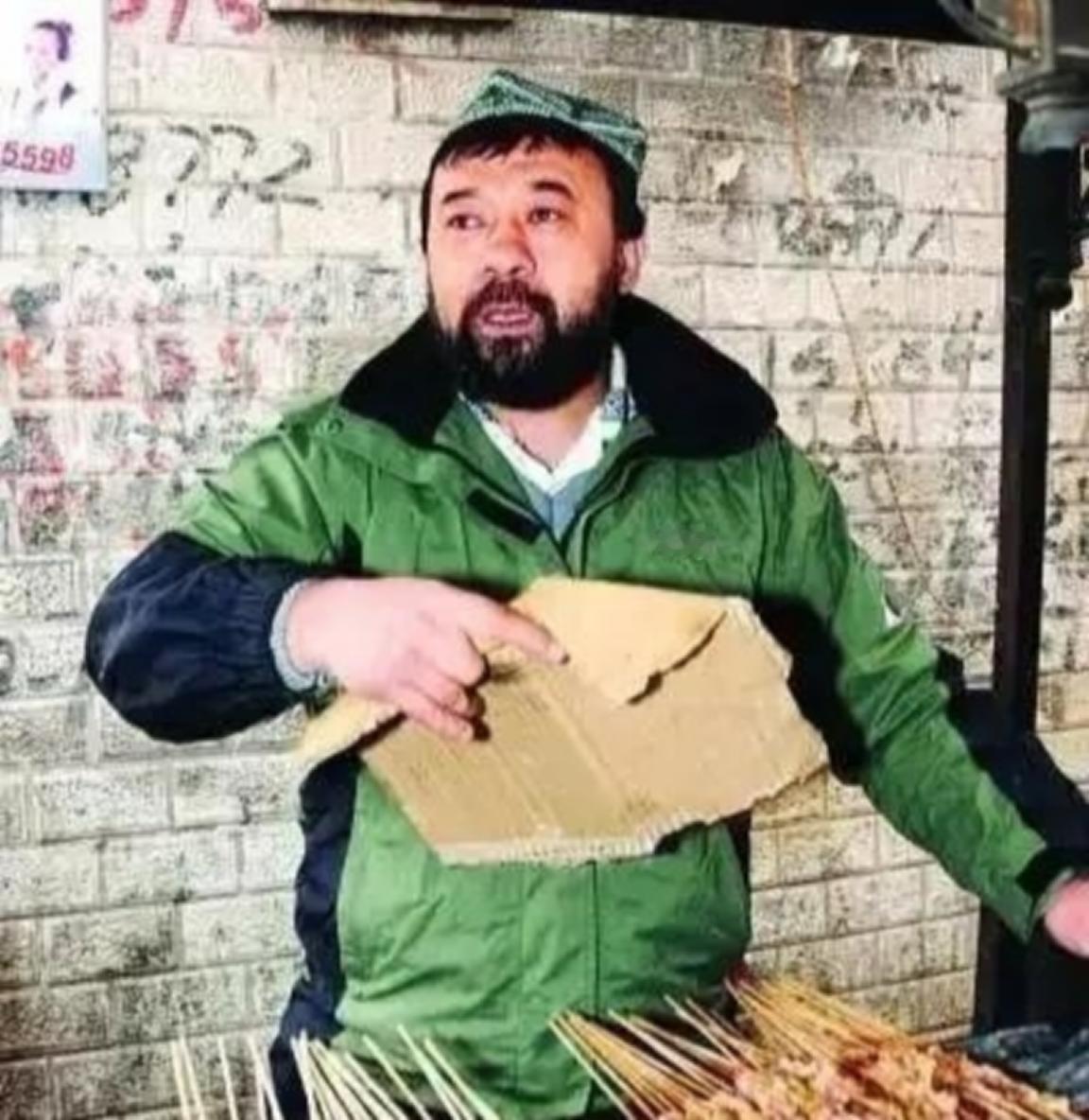 1992年，一新疆男子退伍后被分到供销社工作，当地百姓频繁在他这里赊账，他从不拒