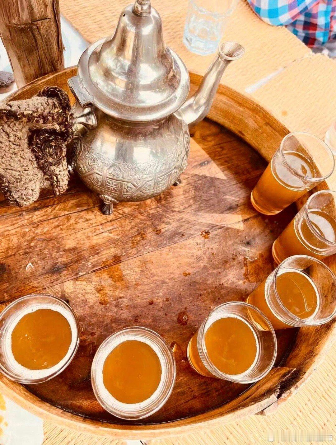 外国人也喝茶，且茶叶消耗量大过中国的地方很多：比如摩洛哥和埃及。这两地不止喝茶，