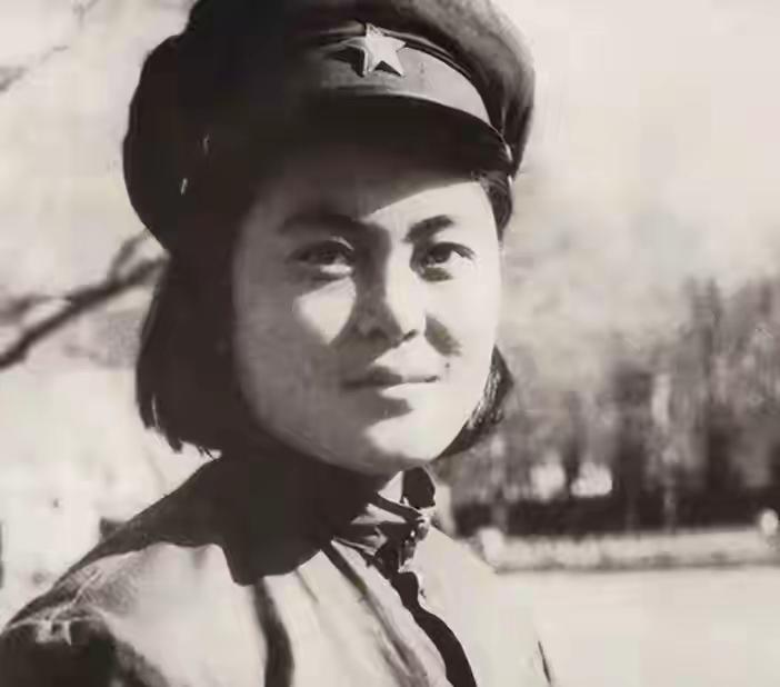 1950年女司机田桂英和主席握手故意使了把劲，毛主席：脾气还不小！





1
