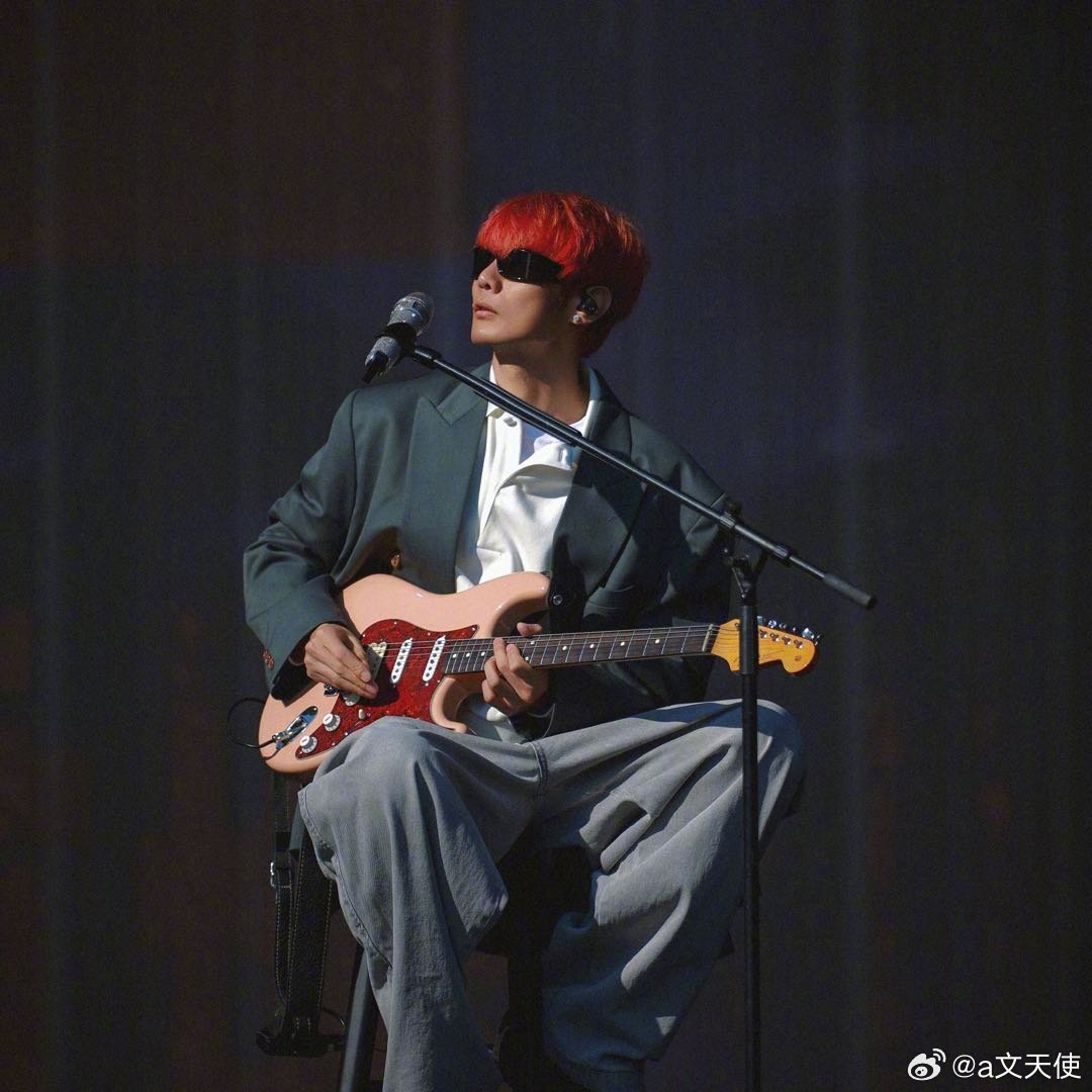 根据最新公开资料，李荣浩在单依纯未经授权演唱其作品《李白》引发版权争议后，明确表