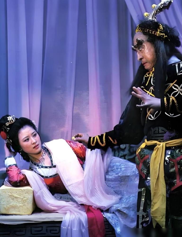 猪八戒拎起两个八九岁的小男孩，狠狠砸向宝象国大殿的青砖。只听两声闷响，鲜血混着白