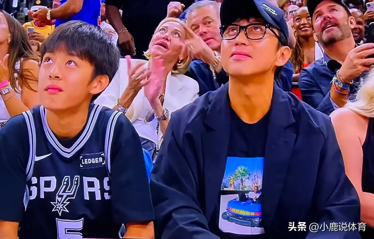 一张门票十万美元！
光票价就能抵普通人一套房，
邓超直接带儿子等等坐NBA总决赛