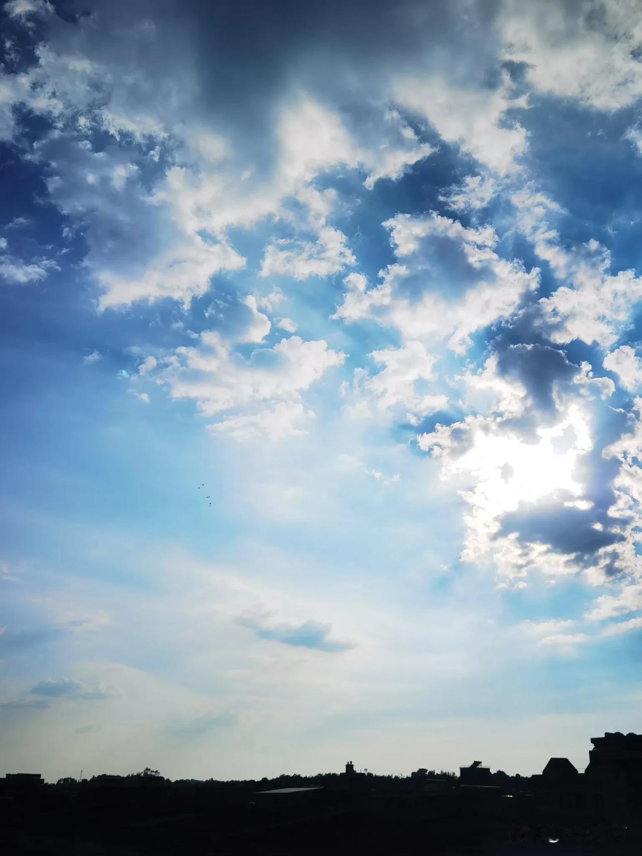 可以分享一张你拍的天空美照吗。魔幻天空，蓝天白云互相撒欢的地方，美仑美矣[比心]