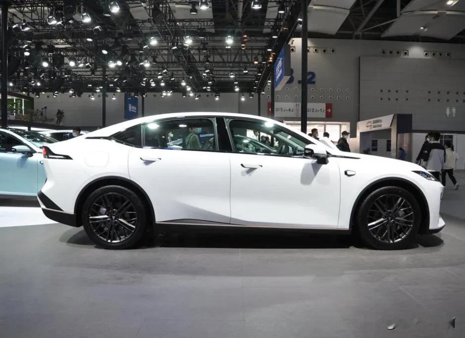 #新春享驾趣 就选深蓝SL03#
内饰部分，简洁的风格不失科技感，让人完全看不出