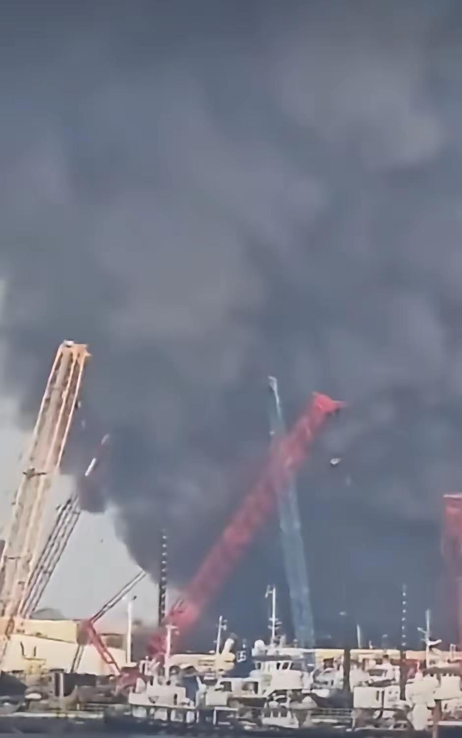 巴林的美国海军基地被伊朗导弹击中冒出冲天黑烟。而这种场景是老特之前没有想到的，因