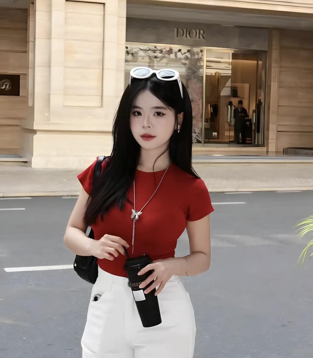 红白撞色是时尚界的经典搭配，简约又时尚，每次看到都让人眼前一亮。

红白的强烈对