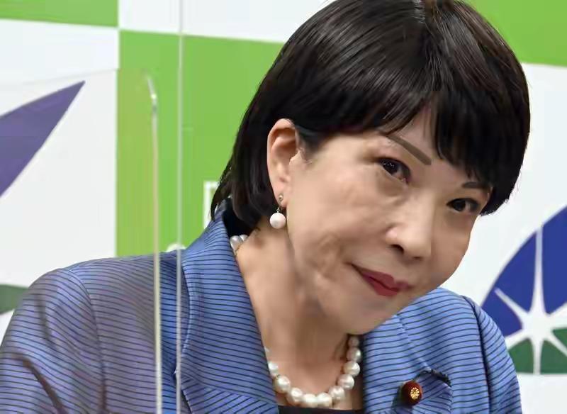 日本的首相并不是那么好当的，自民党执政联盟出现裂痕，在野党逼宫，她高兴的太早不一