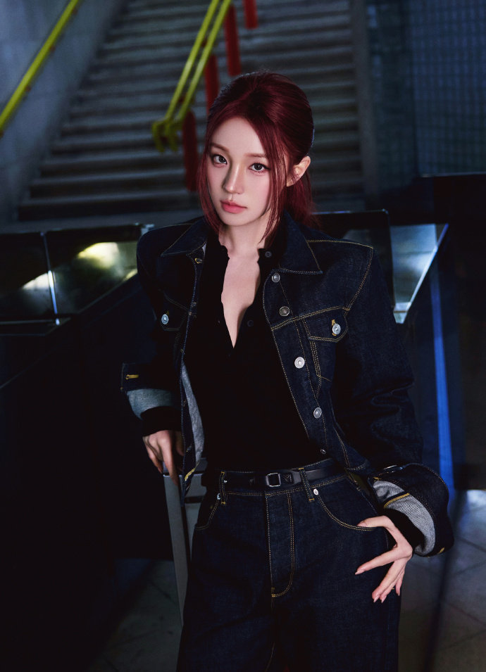 FENDI法棍包续写传奇 配饰真的是造型灵魂！宋雨琦这身搭配简约又有层次，包包利