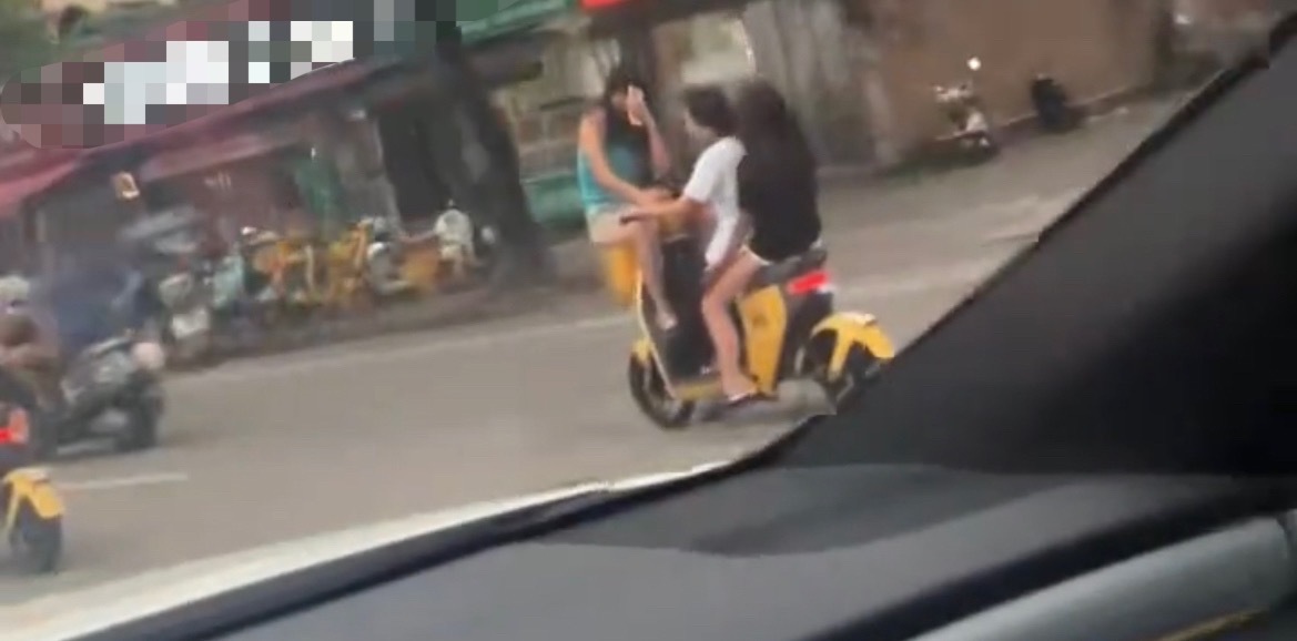 近日，网友反映：玉林一共享电车坐3女子其中一人坐车头篮。这种行为危险喔！ 