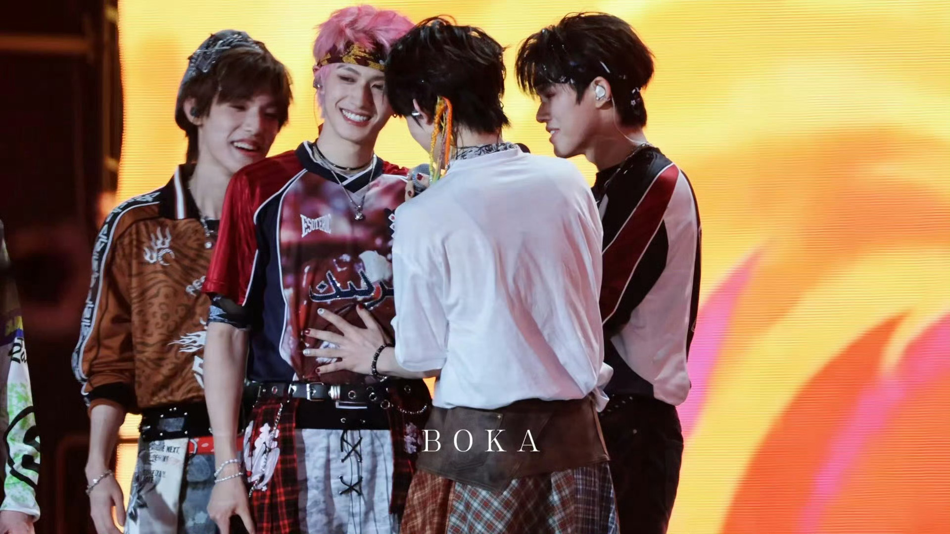 苏新皓当场摸了朱志鑫的腹肌 啊啊啊啊我的朱苏（这是我能看的么 狠狠幸福的一天！！