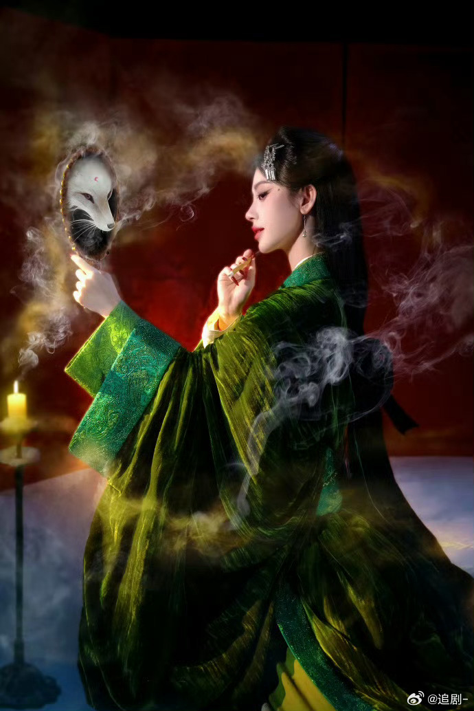 鞠婧祎露芜衣摄人心魄的女鬼 银簪坠发间，墨绿裹身侧，抬眸勾魂、垂眸藏湿，鞠婧祎把