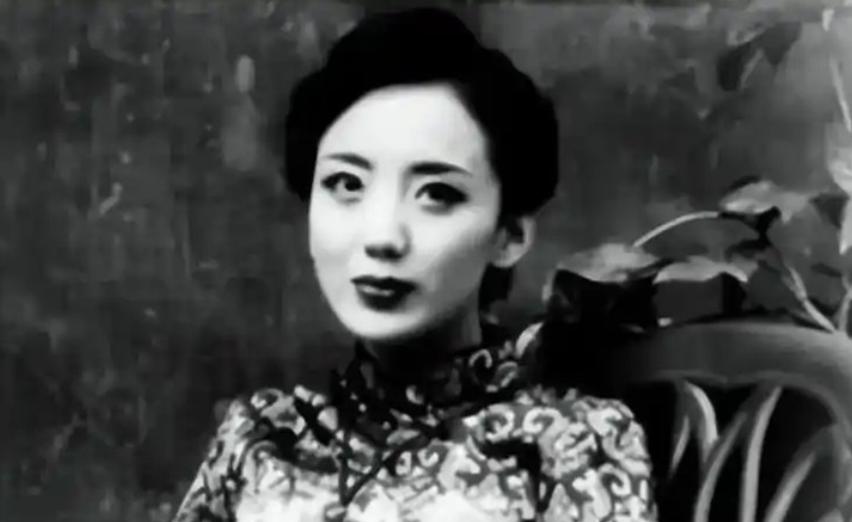 1922年，黄金荣不顾众人的苦劝，毅然抛弃了发妻林桂生，娶了正值青春的露兰春，但