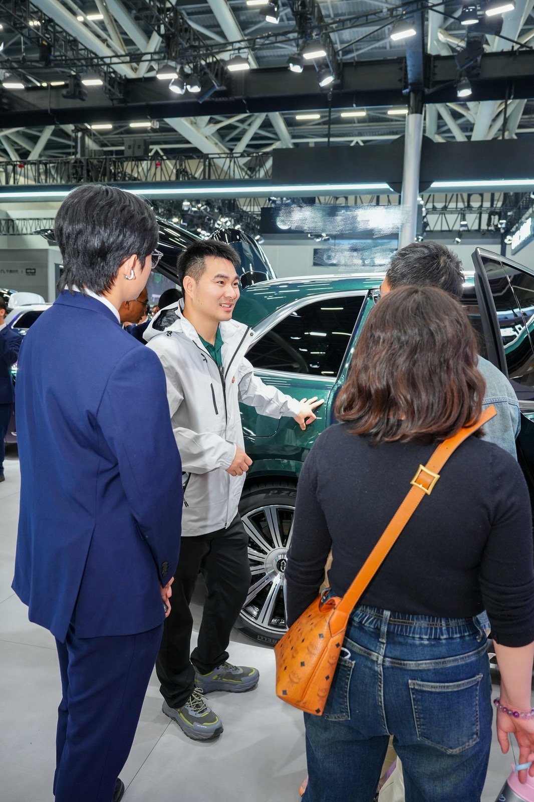 行走的车型百科+种草达人！志愿者双语对答如流，车辆黑科技亮点脱口而出，搭配情景剧