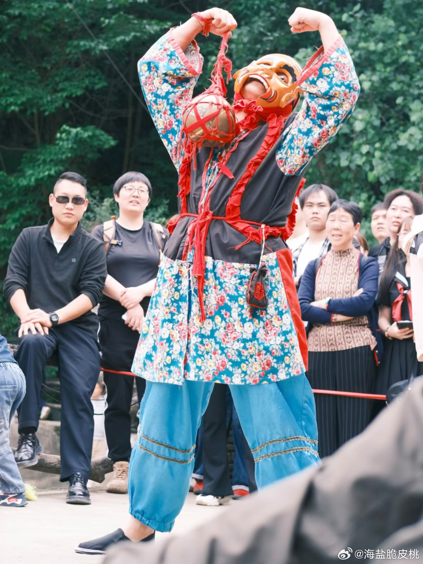 前几天陪爸妈回老家，顺便看了场震撼的傩舞表演🎭师傅们戴着超有特点的木质彩绘面具