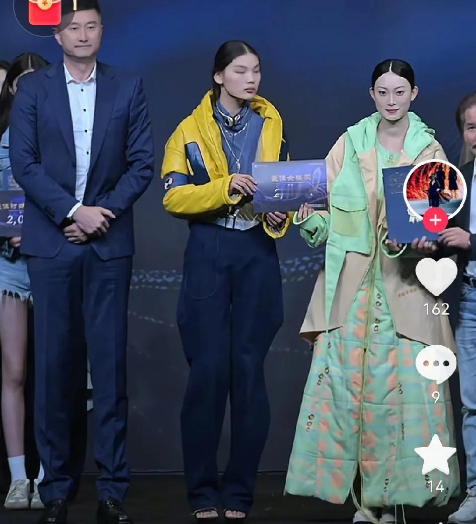 杜锋给广东大学生时装周颁奖，刚参加完耐高决赛，杜锋近期活动就多起来

广东上赛季