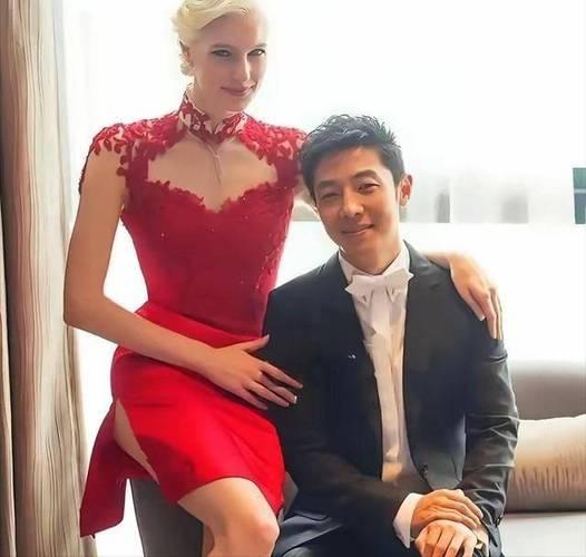 八年前，亿万豪门千金李白执意要嫁给撒贝宁，而与父亲决裂，八年后，李白终于明白，自