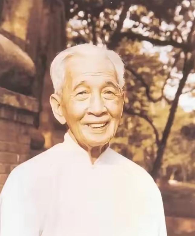 1945年，傅斯年整顿北大，30多名伪教授集体求饶，他将顶尖学者容庚扔出大门，一