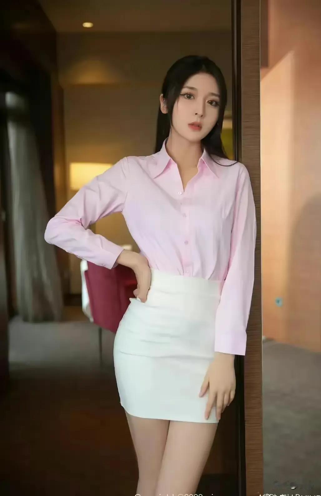 美人庄严肃穆，气质优雅