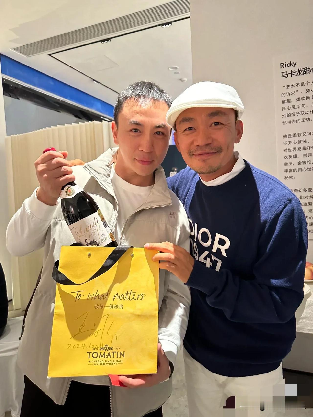 高尔夫⛳️兄弟再次牵手！
少林寺的和尚👨‍🦲整容过头了！
他俩都是会武功的，