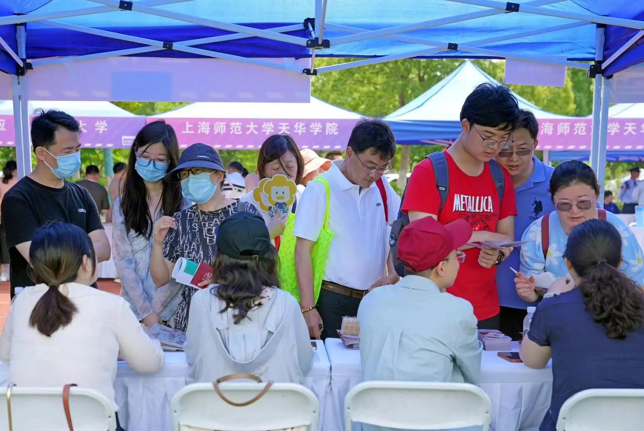 大学最大的价值在于改变阶层。那么实际上，我们经常讲，大学不单单是个职业技能培训过