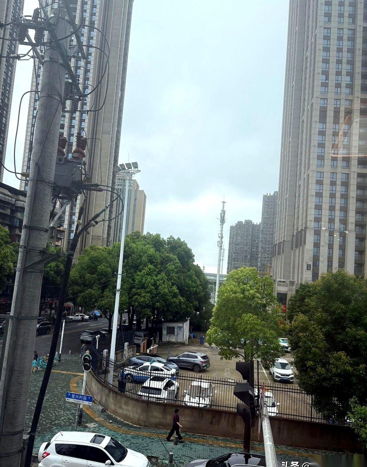 车窗刮雨器已经开到最快，还是没用，砸下来的雨点，像要把整条街吞了。
手机里全是劝
