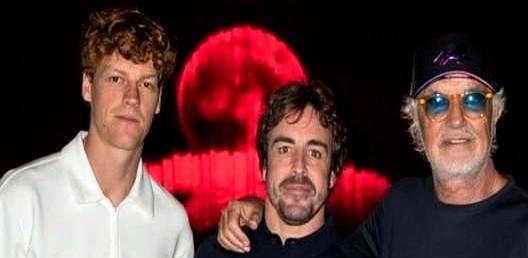 啧。
现在的年轻人打球啊，讲究个“数据化修炼”。
你看辛纳，红土滑步效率提升12