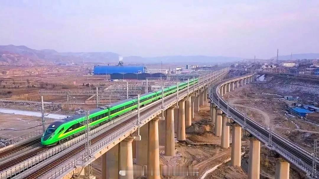 铁路,早安 不管你要去往何方都要带着梦想，那样你飞得再高再远都不会寂寞。早安~ 