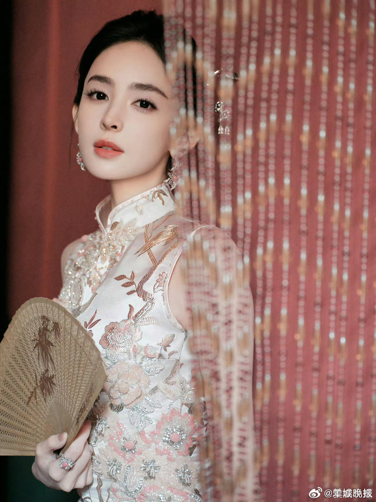 【谁是你心中的新中式古风美女】她不必浓妆艳抹，自有一袭清雅风骨，于衣袂间藏着诗画