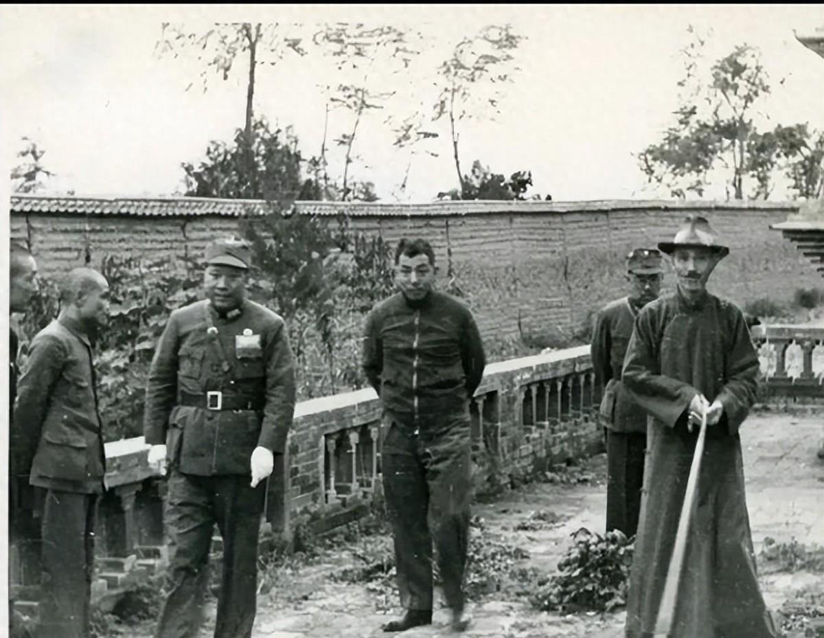 1936年蒋介石和张学良、杨虎城三人最后一次合影，表情各异充满深意，你能读懂其中