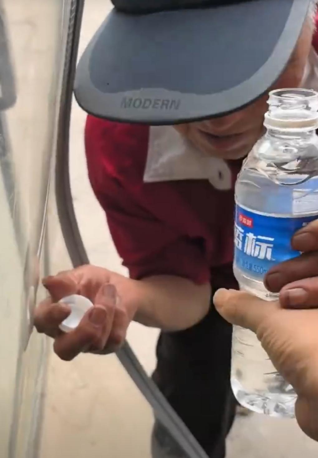 谁能想到，老人一句简单的讨水，换来的不止一杯清水，还有一份实实在在的暖心馈赠。