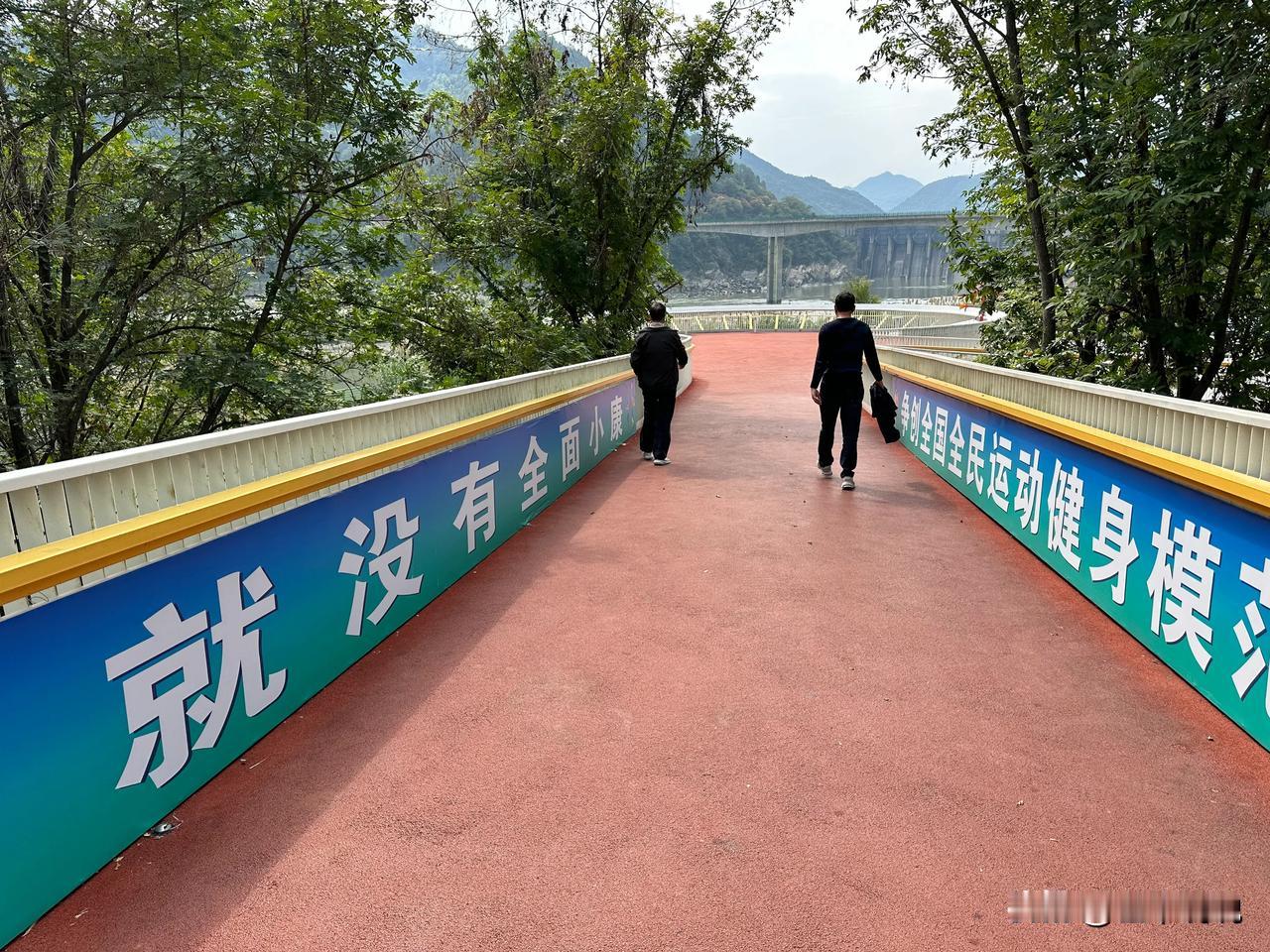 上联：香烟不解红尘苦，
下联：烈酒难消世间愁。