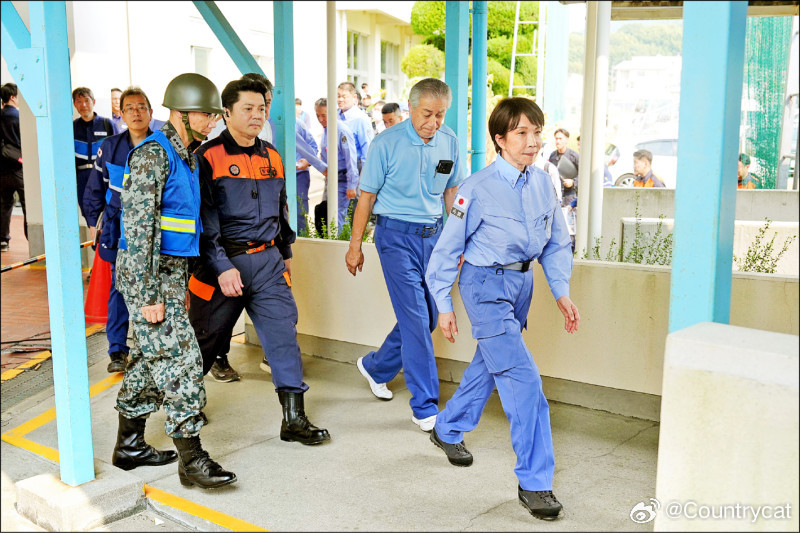 熊本强震灾情视察：高市早苗双手合十默哀，政府将投入超200亿日元救灾海外新鲜事 