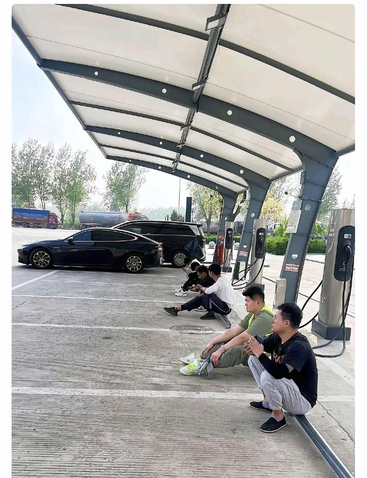 大家有没有发现，电车充电真的非常耗时间。未来有没有可能，发明一种注入式电池，也就