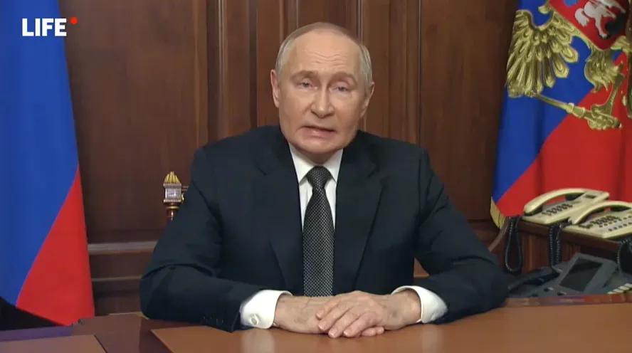 就在全世界都在费心猜测这颗导弹到底是不是洲际弹道导弹以及它意味着什么的时候，普京