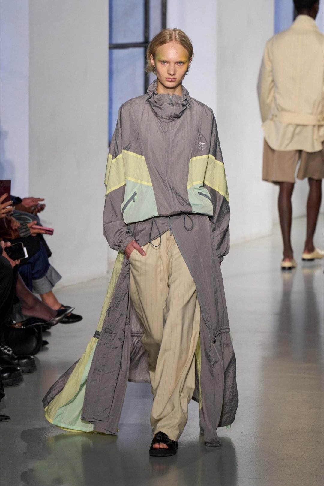 风格大赏都市户外风现在大家穿衣越来越追求“松弛感”和“多场景切换”，都市轻户外风