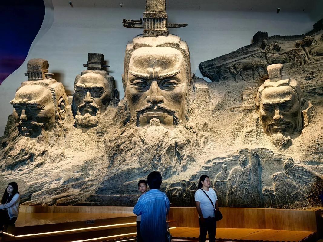 西安三千载文脉从未封存在博物馆里，300余座唐诗主题候车亭、嵌着诗句的老巷墙垣，