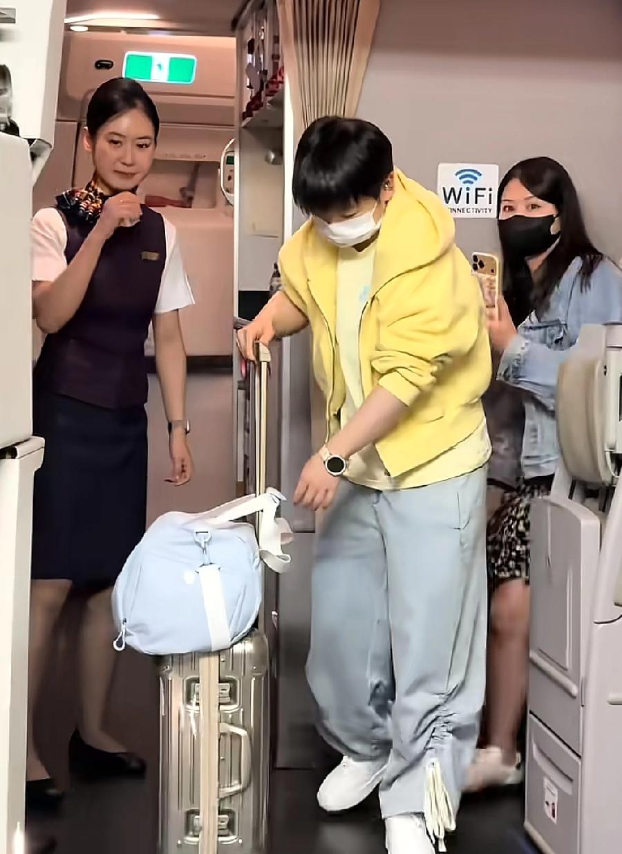 哇！这是最清晰的版本，从成都回北京的莎莎，美好的让人心里暖暖，总以为莎莎穿蓝色最