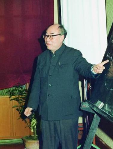 纸带还在“哒哒”走，放大镜还没举稳，于敏一句“机器坏了”把全场钉死。

更讽刺的