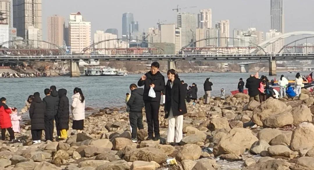 ​正月初七下午兰州暖阳轻抚
黄河岸边游人如织好似春季
​
​正月初七下午16时许