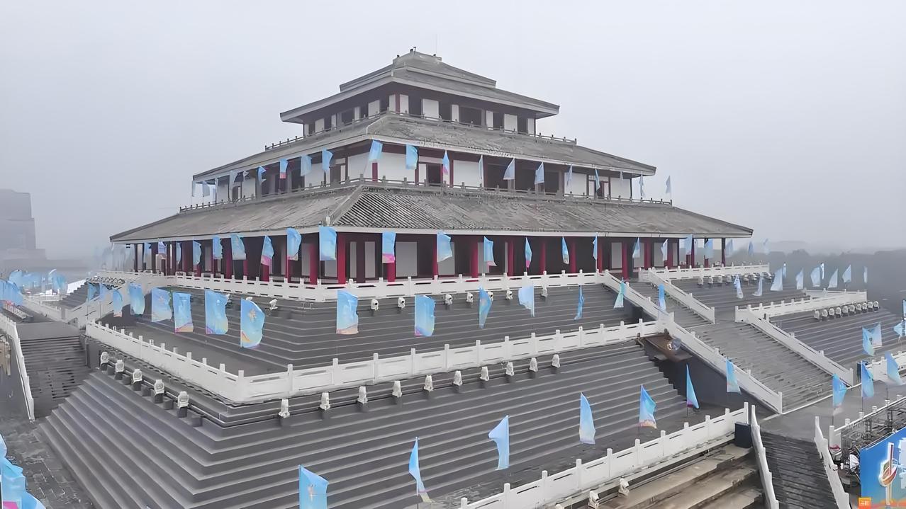 小镇上是否适合开艺展中心，得具体情况具体分析。像通州西集，这小镇文艺氛围超浓。2