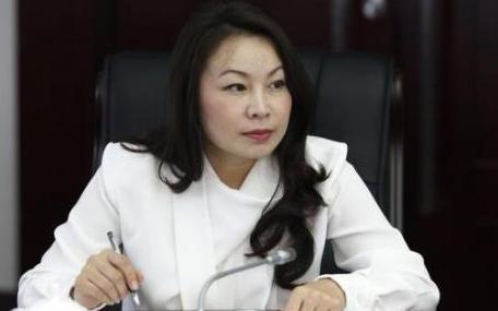 你以为体制内最快的晋升路是什么？

靠能力？靠关系？

前不久，两位女厅官的结局