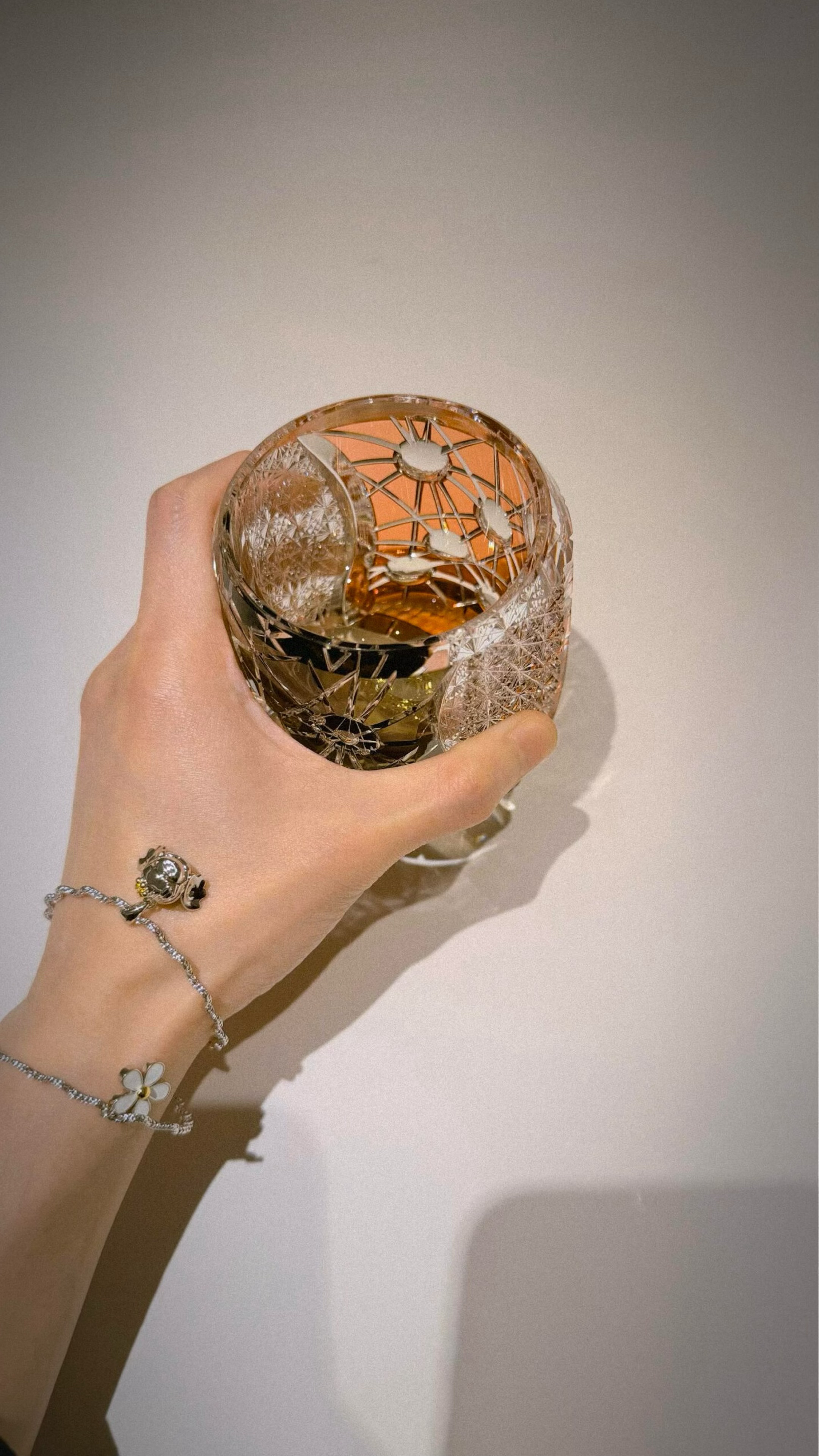 我还在感叹好漂亮的手🥹这个是小雏菊系列吗？啥时候上啊？明天一波上吗🥹🥹🥹