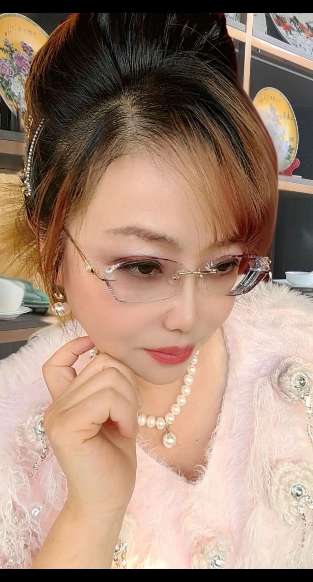 眼镜姐姐已上线 永远相信美好的事情即将发生 最棒的我活出大家喜欢的样子😎🥂