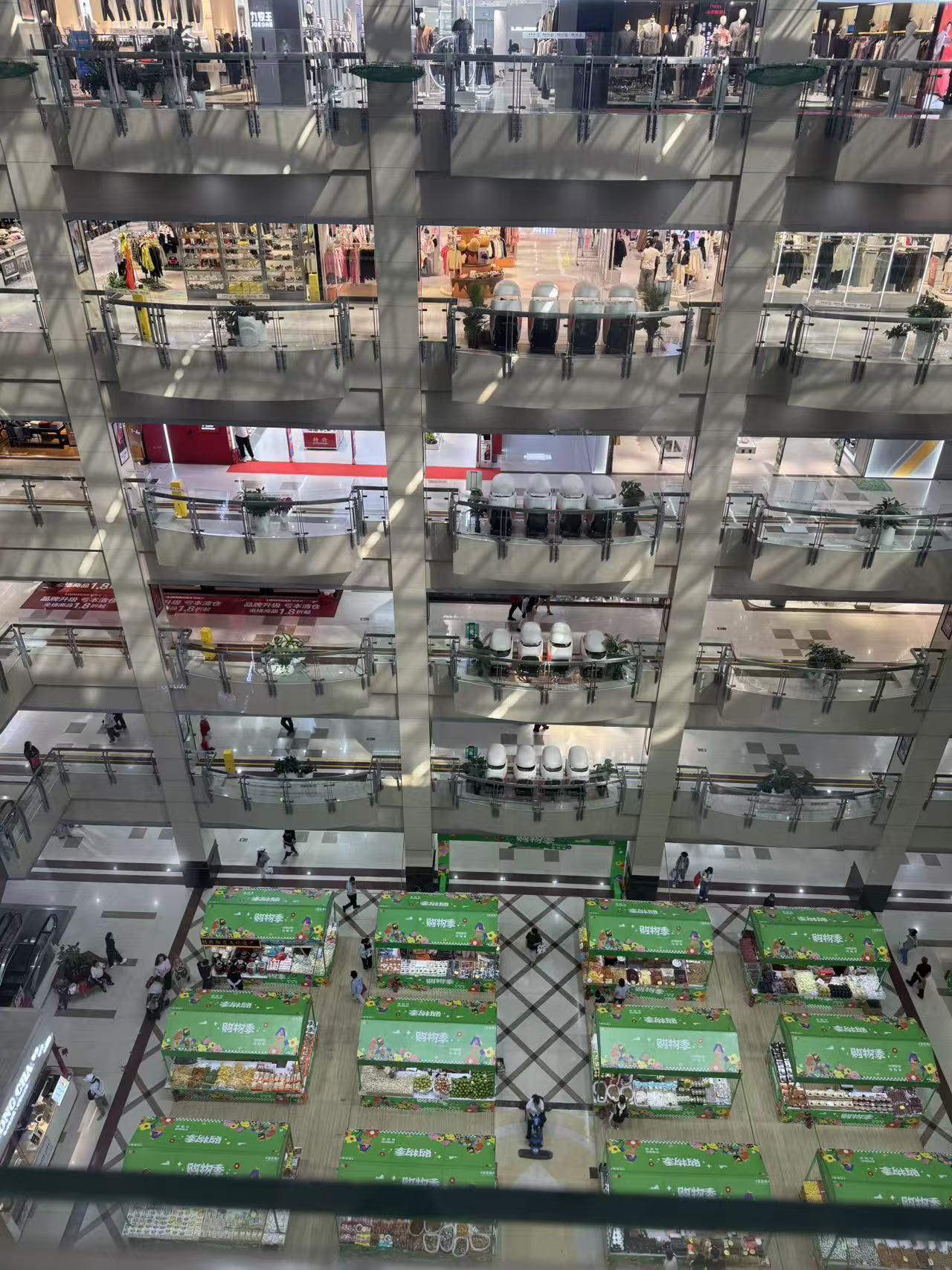 今天午饭后在家无聊，就去了北京服装批发市场——百荣世贸。
想买套在家穿的家居服。