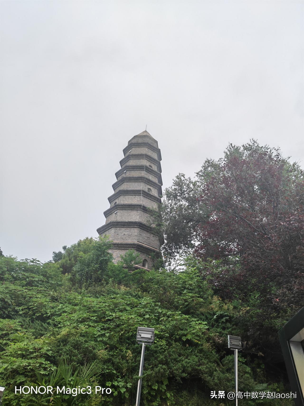 这是现在的社会环境造成的，原来批评学生，甚至说点不好听的没事，现在一不小心就会被