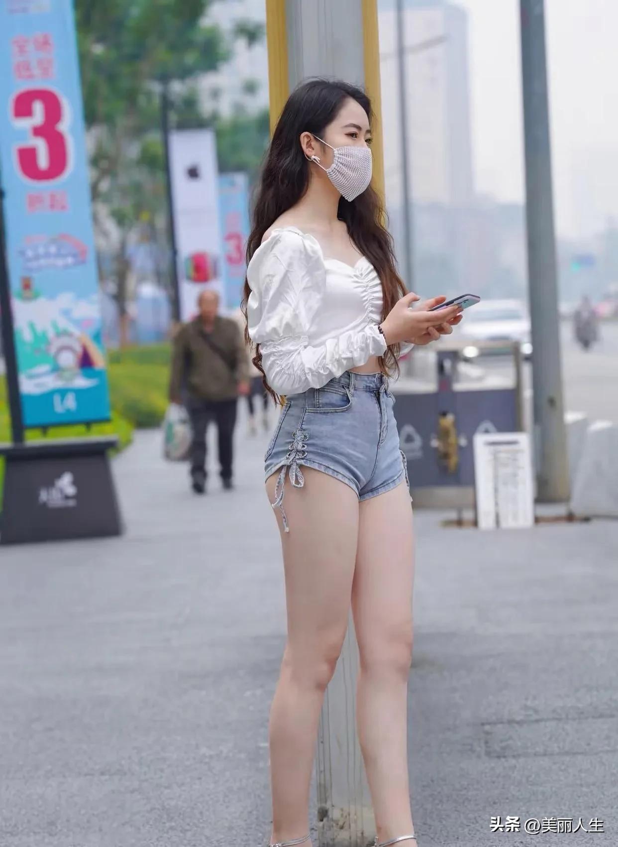 ‌深圳之眼、是深圳岗厦北综合交通枢纽的中心景观，一个直径9米的圆形天窗，因其独特